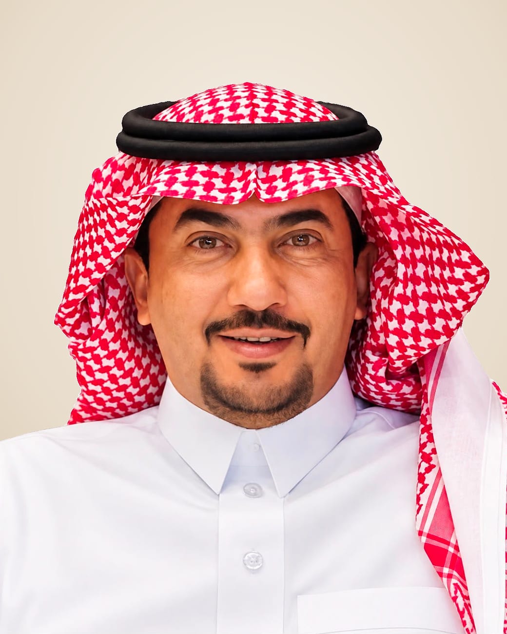 صورة عادل إبراهيم الزبني، الرئيس التنفيذي لشركة أبيات الشرق لتشغيل الفنادق، بالثوب الأبيض والشماغ الأحمر